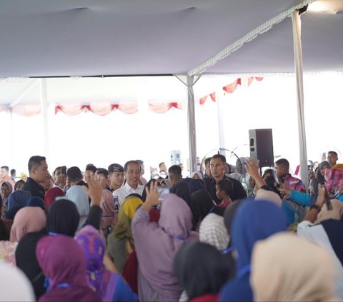 Kedekatan Jokowi Saat Temui Ibu Nasabah PNM dari Magelang