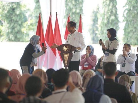 Kedekatan Jokowi Saat Temui Ibu Nasabah PNM dari Magelang