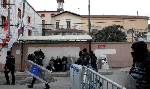 FOTO: Teror ISIS di Gereja Istanbul Turki Tewaskan Satu Orang, Tim Forensik, Polisi hingga Militer Dikerahkan Amankan Lokasi