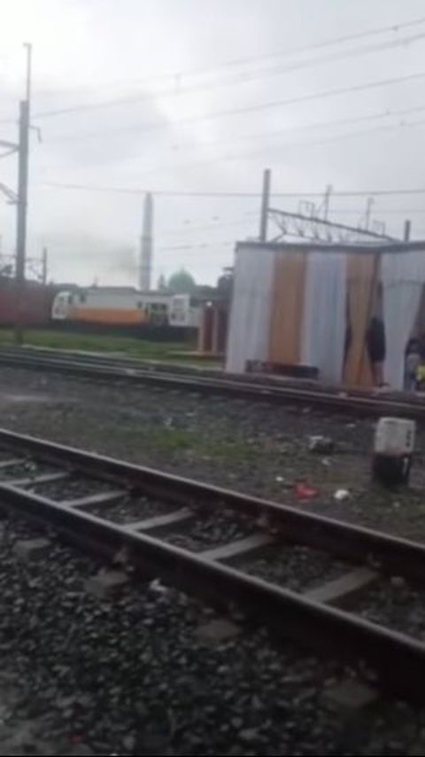 Viral Tenda Hajatan Berdiri di Tengah Rel Kereta Api Tanjung Priok, Ini Respons KAI