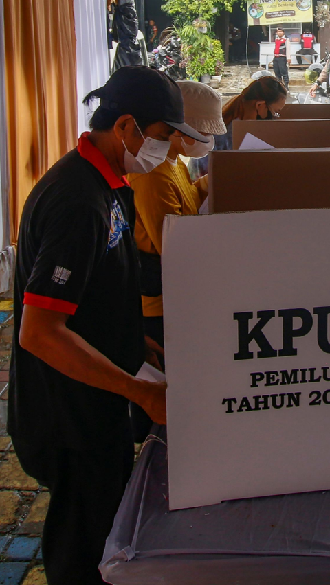 Simulasi ini digelar secara nyata agar para Kelompok Penyelenggara Pemungutan Suara (KPPS) dan pemilih paham alur ketika memilih.<br>(Foto merdeka.com / Arie Basuki)<br>