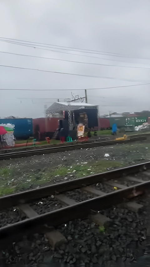 KAI Beber Asal Mula Muncul Tenda dan Panggung Hajatan Warga di Rel Kereta Api Tanjung Priok