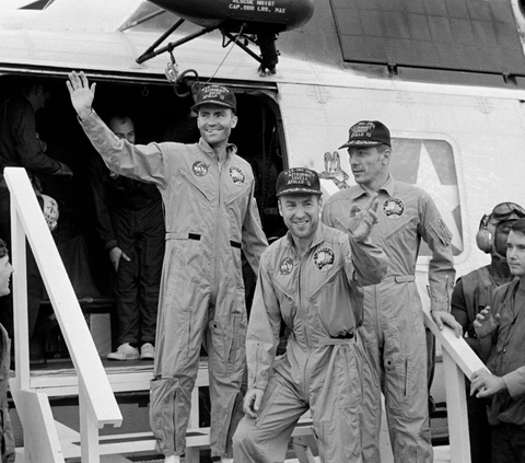 Adapun misi yang menyebabkan manusia melakukan perjalanan terjauh dari Bumi, diberikan kepada Apollo 13 dan tiga astronot di dalamnya: John “Jack” Swigert, Fred Haise, dan James Lovell.<br>