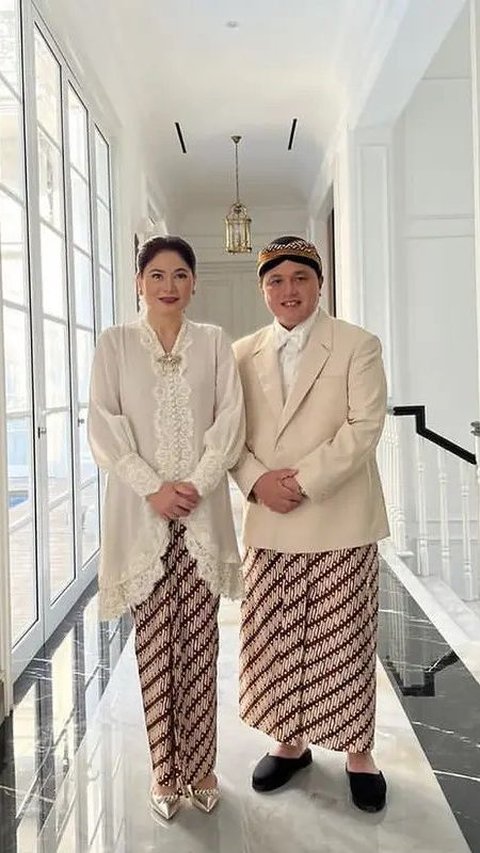 Istri Menteri BUMN, Elizabeth Tjandra tampil elegan dengan kebaya klasik warna putih