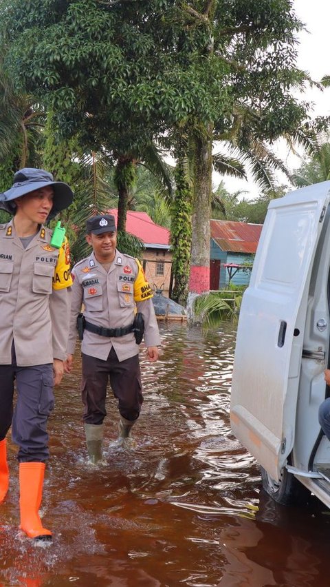 Momen Kapolres Rohil Terjang Banjir Pantau 21 Lokasi TPS hingga Bagi Obat dan Sembako ke Warga