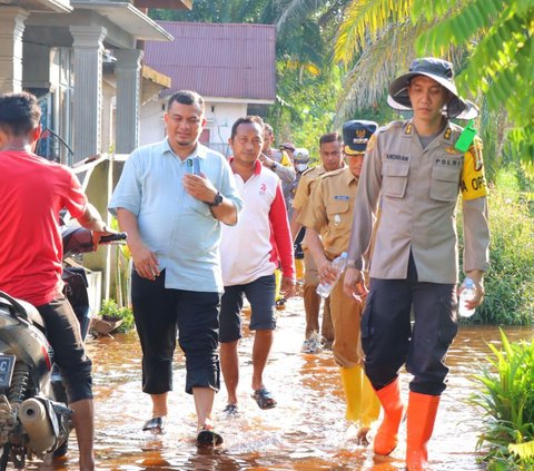 Momen Kapolres Rohil Terjang Banjir Pantau 21 Lokasi TPS hingga Bagi Obat dan Sembako ke Warga