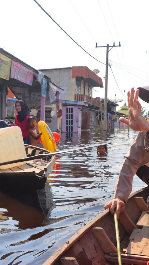 Momen Kapolres Rohil Terjang Banjir Pantau 21 Lokasi TPS hingga Bagi Obat dan Sembako ke Warga