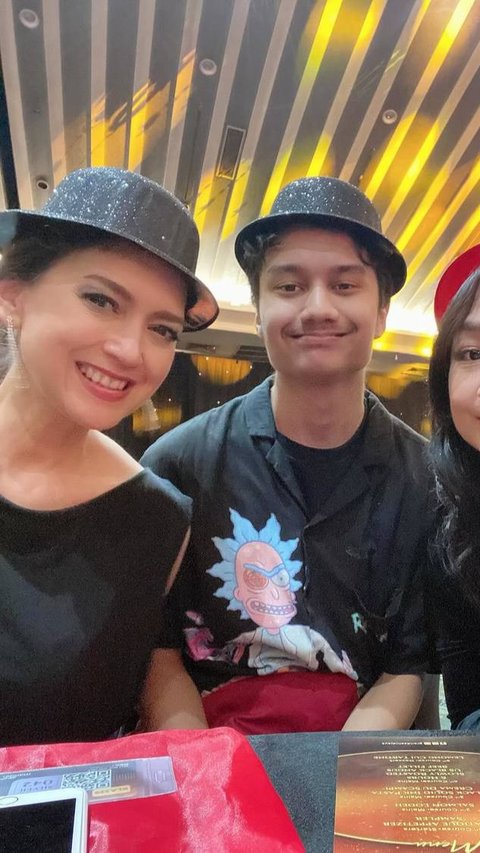 Nonton Konsernya Bareng Mantan Suami, 8 Foto Ira Wibowo Saat Rayakan Malam Tahun Baru 2024 Bersama Keluarga