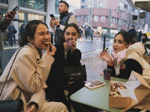 10 Potret Azizah Salsha dan Nagita Slavina 'Nongki' Bareng di London, Sama-sama Cantik Disebut Kayak Seumuran