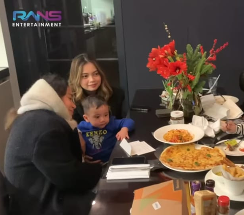 Gemas! Potret Azizah Salsha Lepas Rindu Bareng Rayyanza 'Cipung' di London, Makan Bareng Sampai Mau Digendong