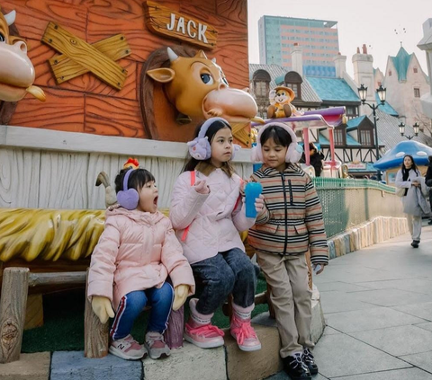 Potret 3 Putri Cantik Surya Insomnia Liburan di Korea Selatan, Kompak Pakai Hanbok Bak Princess