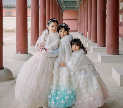 Potret 3 Putri Cantik Surya Insomnia Liburan di Korea Selatan, Kompak Pakai Hanbok Bak Princess