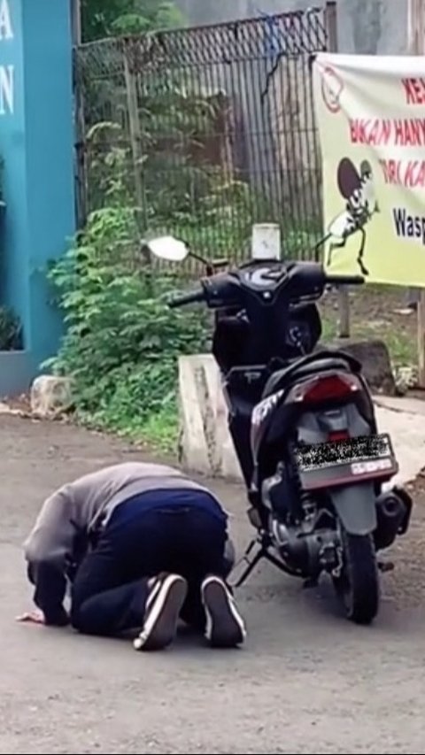 Aksi Pengendara Motor saat Mendapat Makanan Gratis di Jalan Ini Viral, Bikin Haru