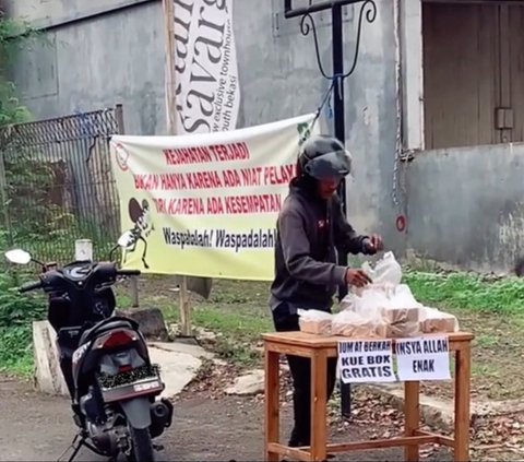 Aksi Pengendara Motor saat Mendapat Makanan Gratis di Jalan Ini Viral, Bikin Haru