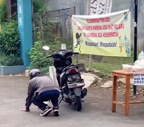 Aksi Pengendara Motor saat Mendapat Makanan Gratis di Jalan Ini Viral, Bikin Haru