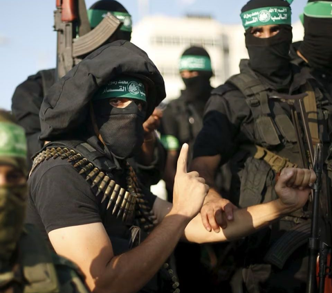 Keberanian Brigade Al-Qassam layak diacungi jempol. Tak hanya totalitas, mereka dikenal tak kenal takut untuk melumpuhkan musuh.