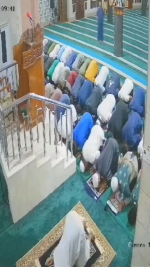 Merasa sudah sujud terlalu lama, beberapa makmum mulai menengok ke arah imam untuk melihat apa yang terjadi.