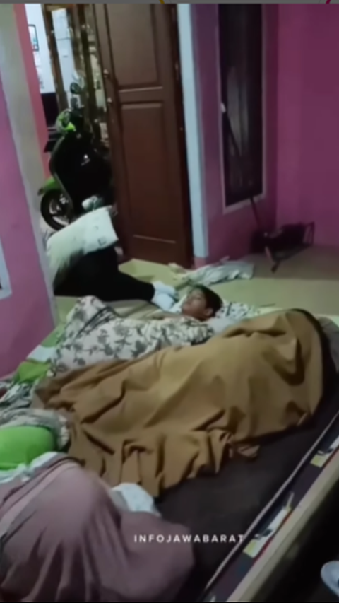 Khawatir Gempa Susulan, Begini Kondisi Warga Sumedang yang Pilih Tidur di Luar Rumah