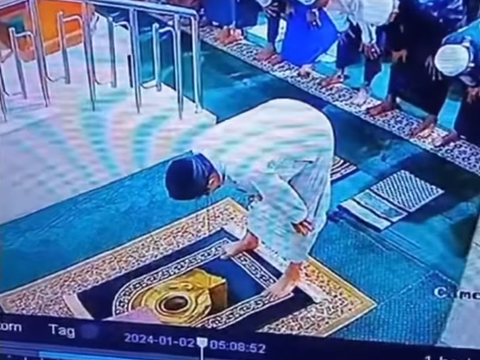 The Moment the Imam of Subuh Prayer Passed Away While Prostrating in Balikpapan Mosque