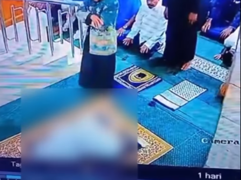 The Moment the Imam of Subuh Prayer Passed Away While Prostrating in Balikpapan Mosque