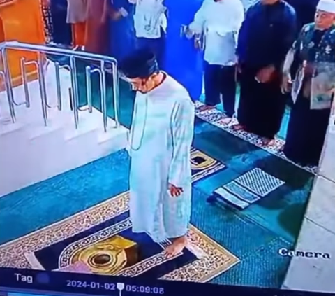 The Moment the Imam of Subuh Prayer Passed Away While Prostrating in Balikpapan Mosque