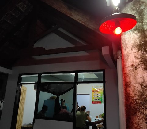 Hanya Buka 2 Jam, Warung Sederhana di Jombang Ini Pakai Lampu Warna-warni untuk Beri Pengumuman Pelanggan