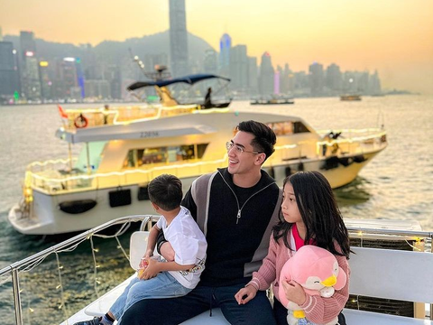 10 Potret Verrell Bramasta Liburan di Hongkong, Gara-gara Foto ini Langsung Ramai Disebut 'Cocok jadi Ayah'