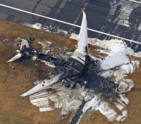 Foto udara memperlihatkan kondisi pesawat Airbus A350 milik maskapai Japan Airlines yang mengalami kebakaran hebat di Bandara Haneda, Tokyo, Jepang, pada Rabu (3/1/2024). Pesawat dengan 379 penumpang dan awak itu terbakar hebat setelah bertabrakan dengan pesawat lain di landasan pacu.