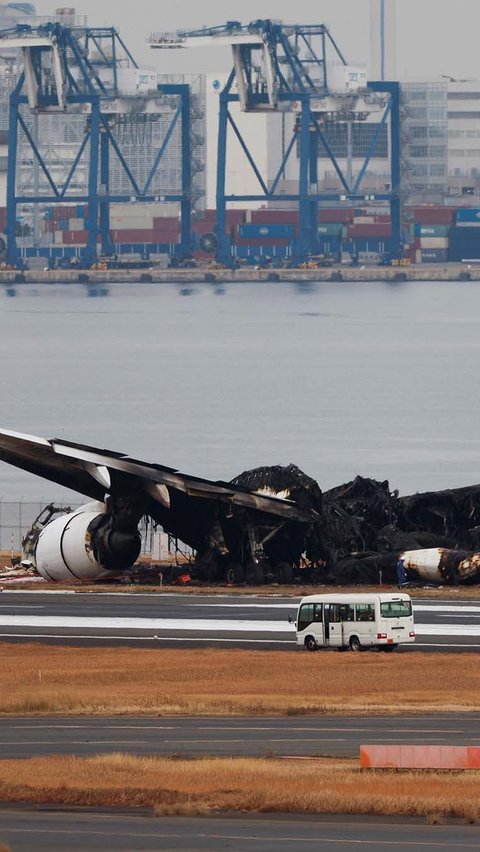 Pesawat nahas itu kini tampak hangus dan hancur setelah terbakar hebat akibat tabrakan. REUTERS/Issei Kato