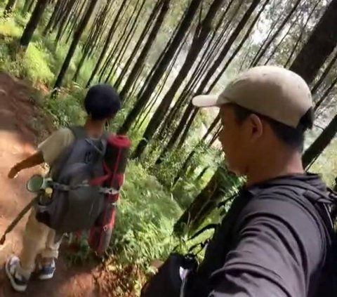 Pria Ini Ajak Adik Kecilnya Naik Gunung, Aksinya Viral Curi Perhatian Warganet