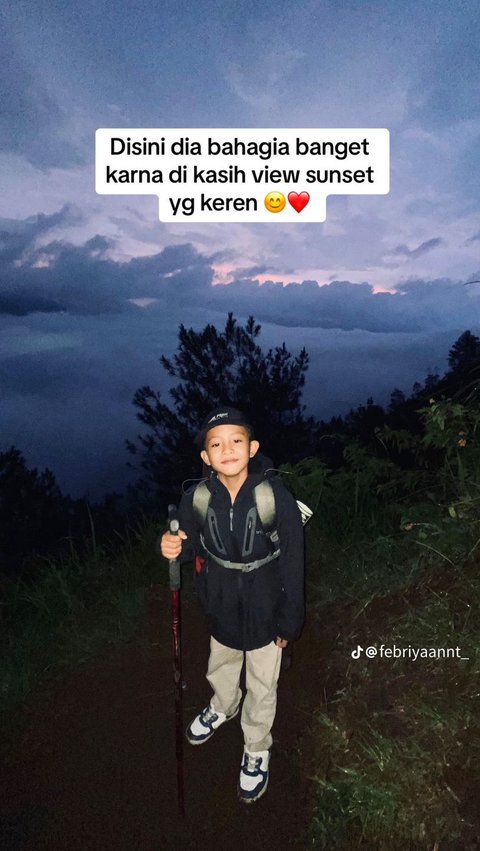 Pria Ini Ajak Adik Kecilnya Naik Gunung, Aksinya Viral Curi Perhatian Warganet