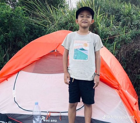 Pria Ini Ajak Adik Kecilnya Naik Gunung, Aksinya Viral Curi Perhatian Warganet