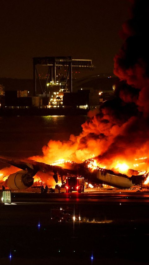 FOTO: Beginilah Kondisi Pesawat Japan Airlines Usai Terbakar Hebat di Bandara Haneda: Hangus dan Hancur