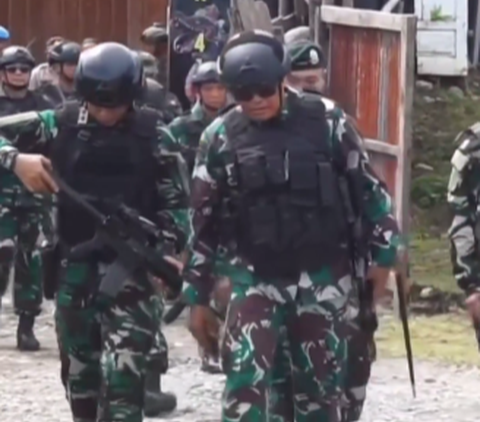 Pangkostrad Letjen TNI Saleh Tenteng Senjata Tembus Zona Hitam Papua, Dikawal Ketat Pasukan