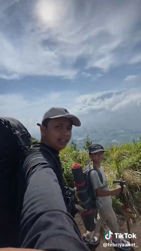 Pria Ini Ajak Adik Kecilnya Naik Gunung, Aksinya Viral Curi Perhatian Warganet<br>