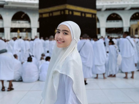 10 Potret Febby Rastanty saat Jalani Umrah di Tanah Suci, Tampil Mengenakan Hijab Bikin Pangling