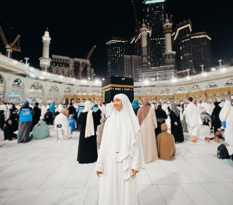 10 Potret Febby Rastanty saat Jalani Umrah di Tanah Suci, Tampil Mengenakan Hijab Bikin Pangling