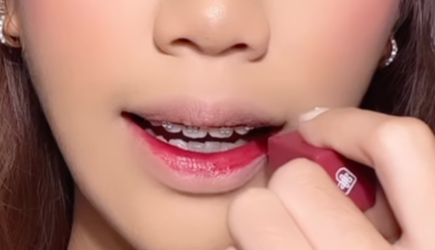 <b>2. Aplikasikan Lipstik di Bagian dalam Bibir</b>