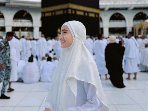 10 Potret Febby Rastanty saat Jalani Umrah di Tanah Suci, Tampil Mengenakan Hijab Bikin Pangling