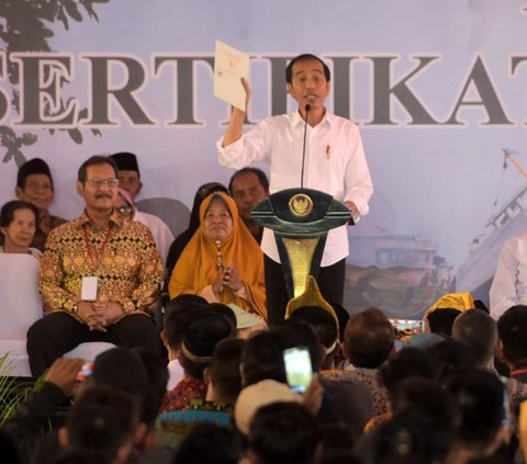 Jokowi mengatakan bahwa tinggal sedikit lagi sertifikat tanah yang harus diselesaikan. Ayah dari Cawapres Gibran tersebut juga menegaskan bahwa sudah ada sekitar 101 juta sertifikat tanah yang telah disalurkan kepada masyarakat di seluruh penjuru Indonesia.<br>