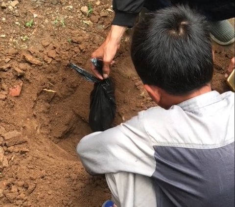 Viral Momen Bocah Laki-Laki Lantunkan Azan saat Penguburan Ari-Ari Bayi, Suaranya Dipuji Warganet