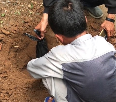 Viral Momen Bocah Laki-Laki Lantunkan Azan saat Penguburan Ari-Ari Bayi, Suaranya Dipuji Warganet