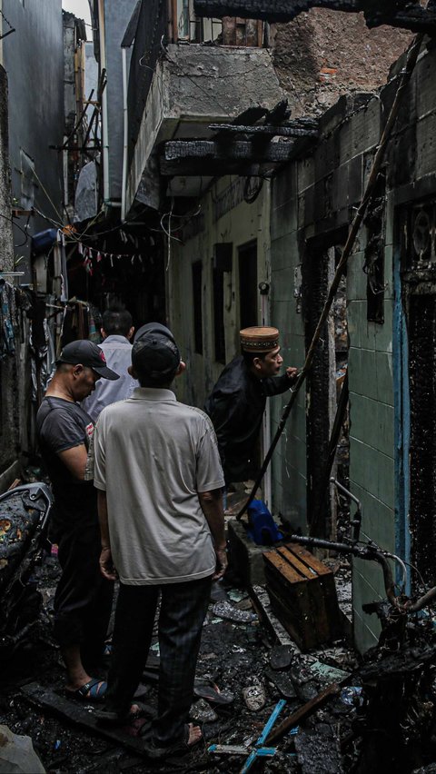 FOTO: Kebakaran Lalap Permukiman Padat di Taman Sari Jakbar, Ratusan Orang Terdampak