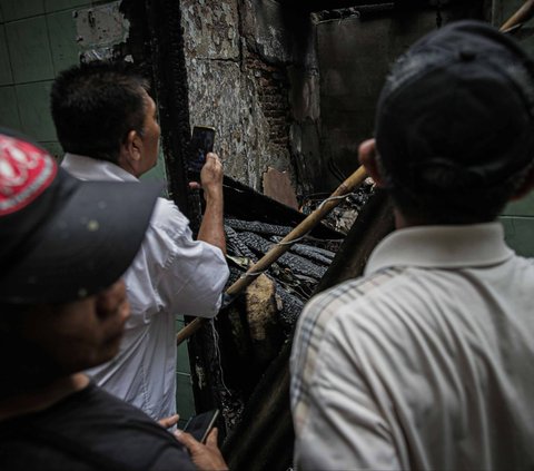 FOTO: Kebakaran Lalap Permukiman Padat di Taman Sari Jakbar, Ratusan Orang Terdampak