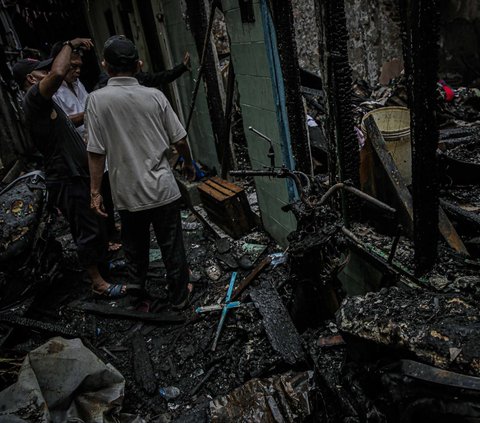 FOTO: Kebakaran Lalap Permukiman Padat di Taman Sari Jakbar, Ratusan Orang Terdampak