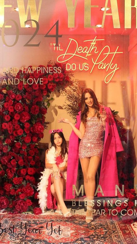 Nia Ramadhani wears a mini dress in pink color. The dress looks sparkling and very luxurious.