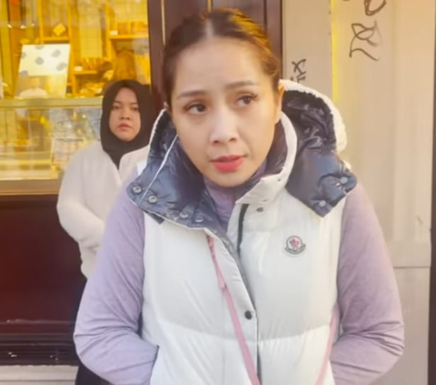 Makin Langsing, Potret Nagita Slavina Bahagia Bisa Pakai Baju Rafathar saat Jalan-jalan di London