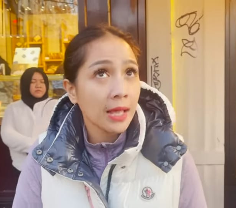 Makin Langsing, Potret Nagita Slavina Bahagia Bisa Pakai Baju Rafathar saat Jalan-jalan di London