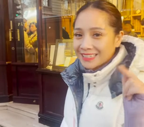 Makin Langsing, Potret Nagita Slavina Bahagia Bisa Pakai Baju Rafathar saat Jalan-jalan di London