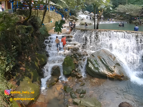 Serunya Bermain Air di Lembah Tepus Bogor, Sungai Bertingkat yang Dikelilingi Perbukitan Hijau